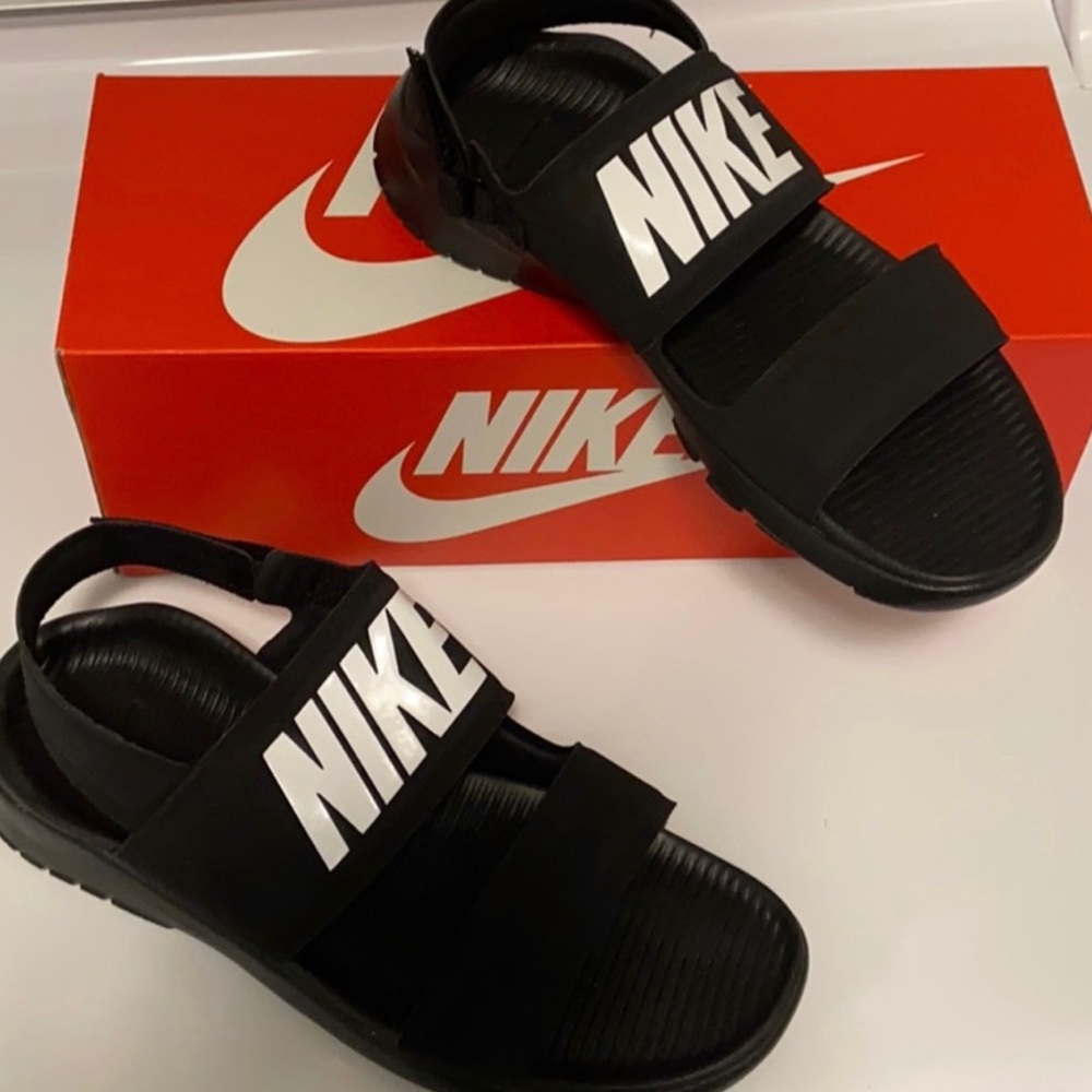 Woman’s Nike sandals!